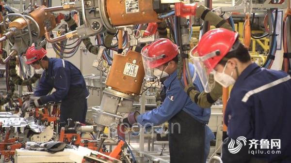 8人操控62台机器人! 潍坊小县城来了超级卡车工厂