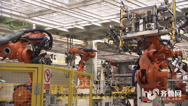 8人操控62台机器人! 潍坊小县城来了超级卡车工厂