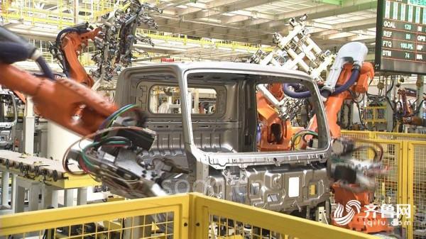 8人操控62台机器人! 潍坊小县城来了超级卡车工厂