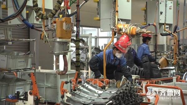 8人操控62台机器人! 潍坊小县城来了超级卡车工厂