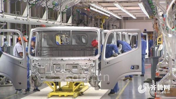 8人操控62台机器人! 潍坊小县城来了超级卡车工厂