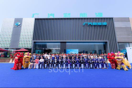 机器人帮你购车:广汽新能源广州第一体验中心登场